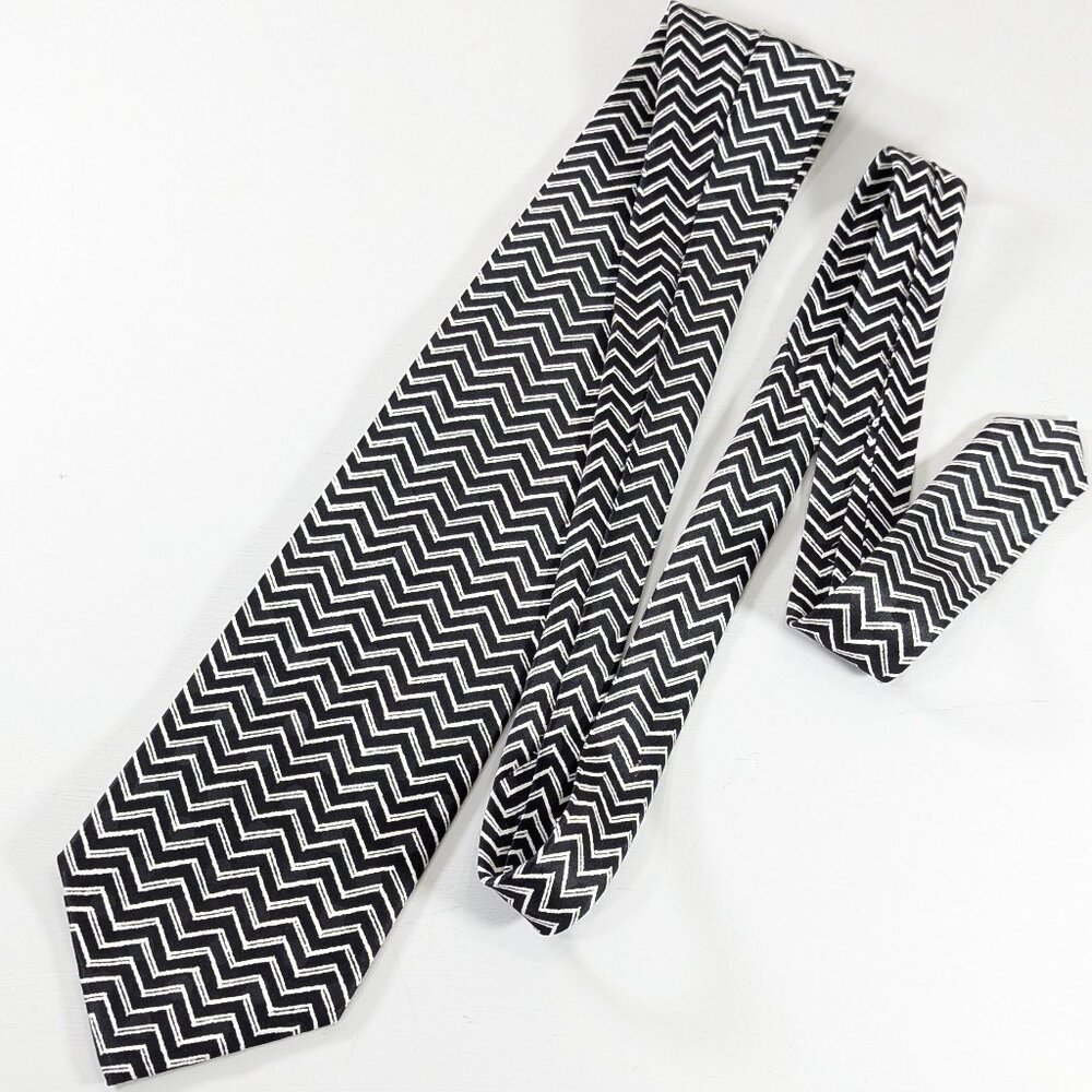 100% silk Black and white Zigzag graphic neck tie by Gentry, hand made